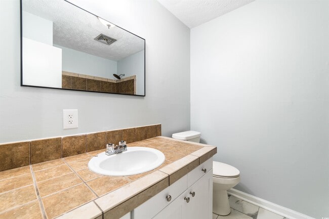 Building Photo - 1401 Twin Oaks Dr