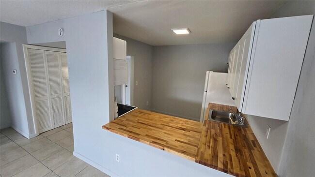 Building Photo - 15221 NE 6th Ave