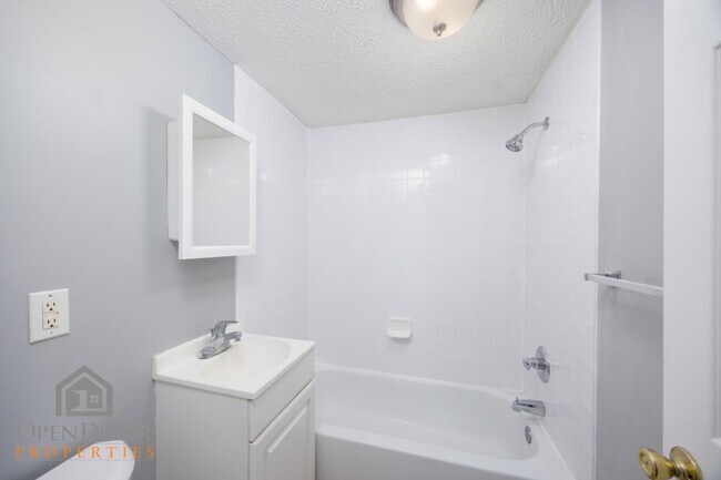 Building Photo - 530 S 71st St