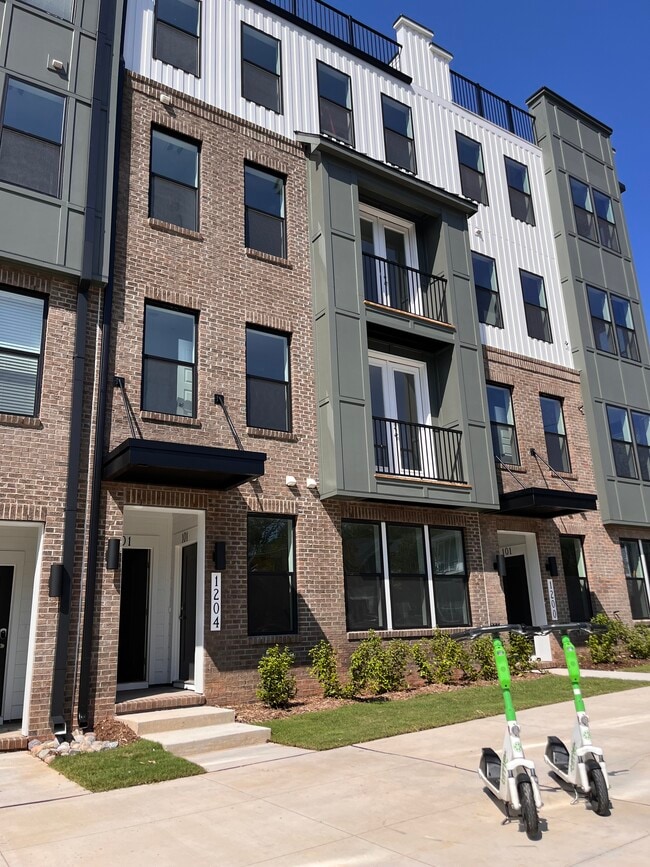 Building Photo - 1204 S Person St