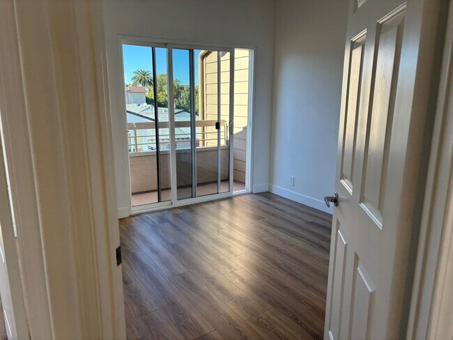 Building Photo - Remodeled 3 Bed 3 Bath Townhome for Rent in Glendale, CA
