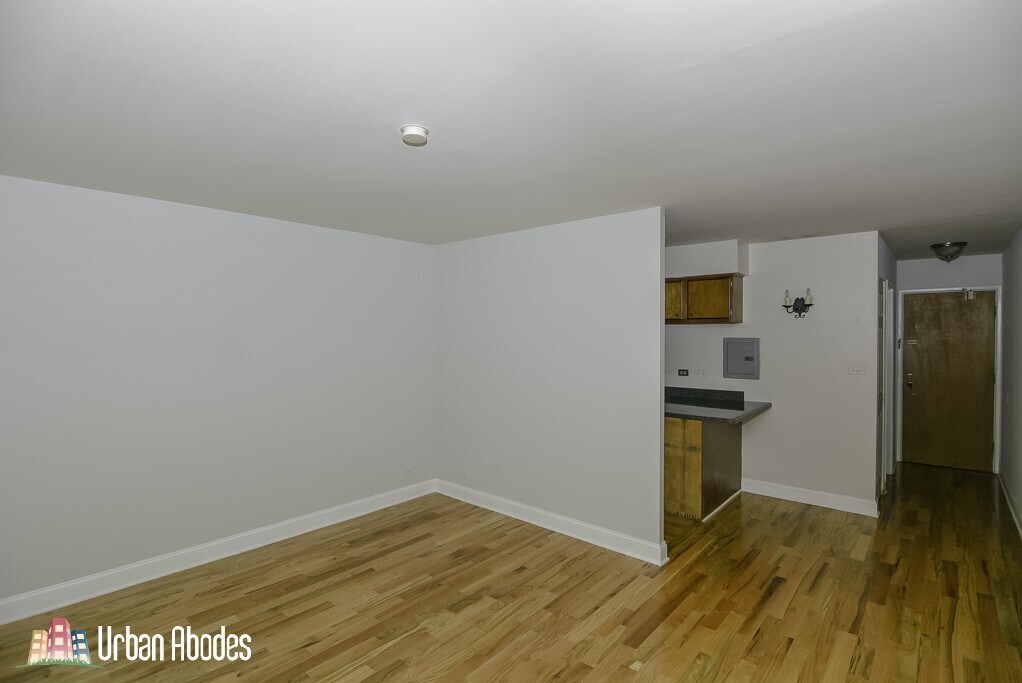 Building Photo - 648 W Wrightwood Ave