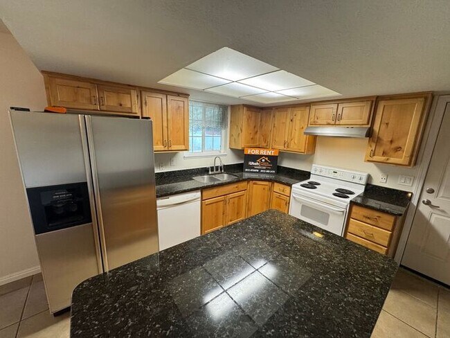 Building Photo - 3 bdrm 1 bath Home. Move in Ready!