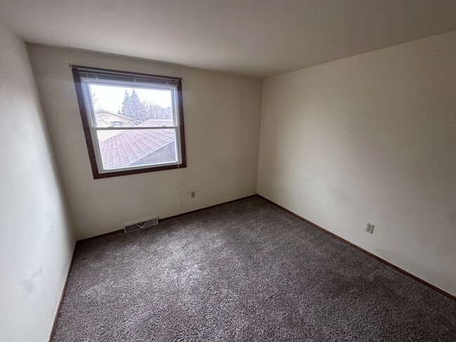 Building Photo - Welcome to your new home! Spacious 3 Bedro...