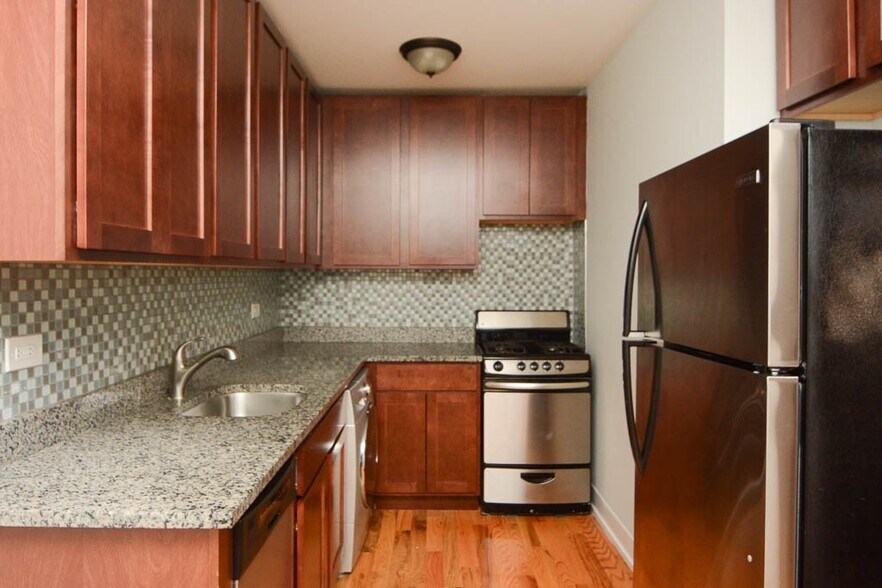 Building Photo - 562 W Arlington