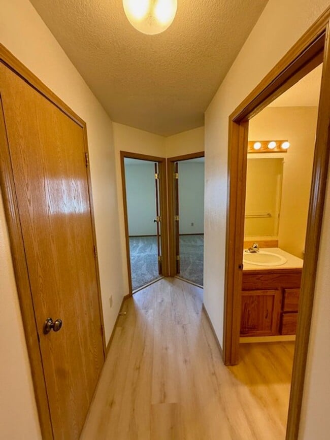 Building Photo - Charming 3 Bed, 1.5 Bath Unit in the Heart...