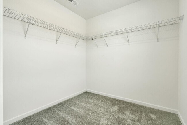 Building Photo - 5010 Highwood Dr