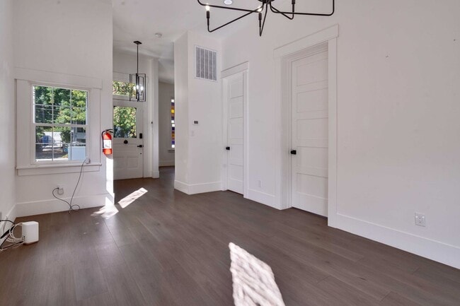 Building Photo - Fully Updated 2BR/2BA Victorian with Priva...