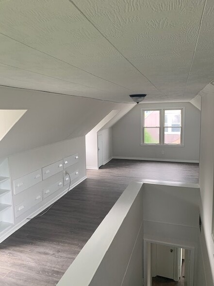 Large, upstairs bedroom - 3908 Avilla Pl