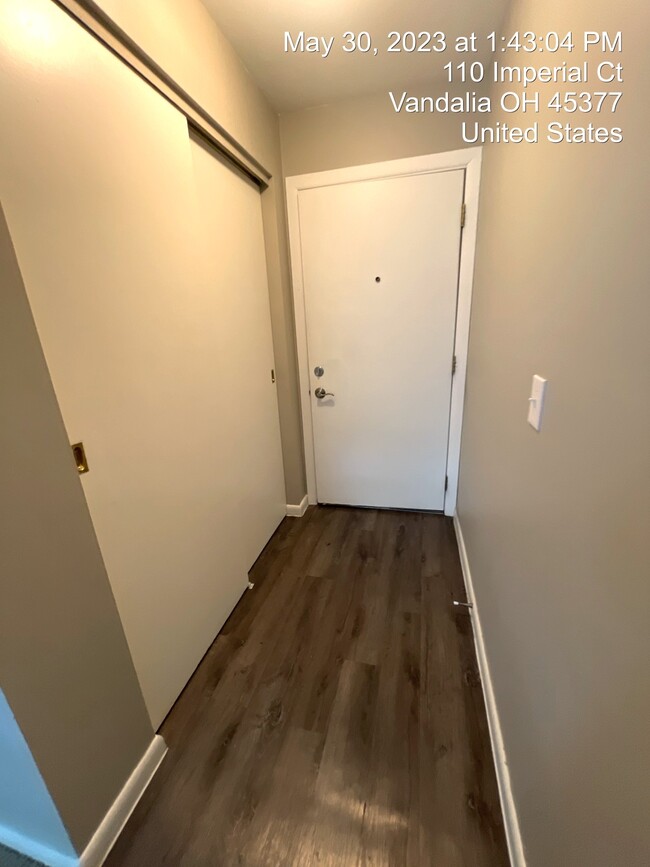 1BR, 1BA - 700SF - Entryway - Imperial Continental Court Apartments