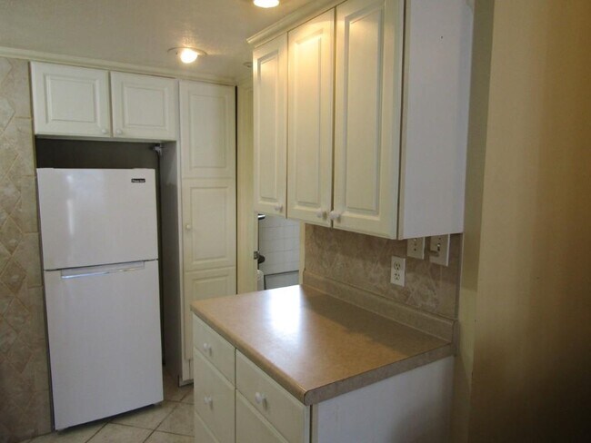 Building Photo - 2202 Perrin Dr