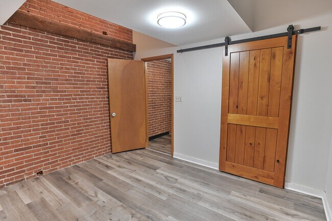 Building Photo - Charming 3 Bedroom on Grand St