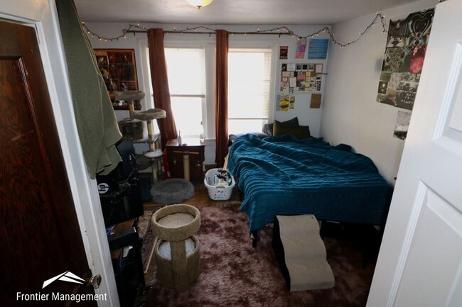 Building Photo - Spacious 5 Bedroom Home Located Near Campus