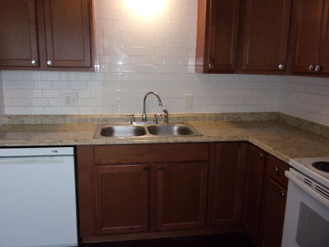 Building Photo - Recently Renovated 2 Bedroom 1 1/2 Bath To...