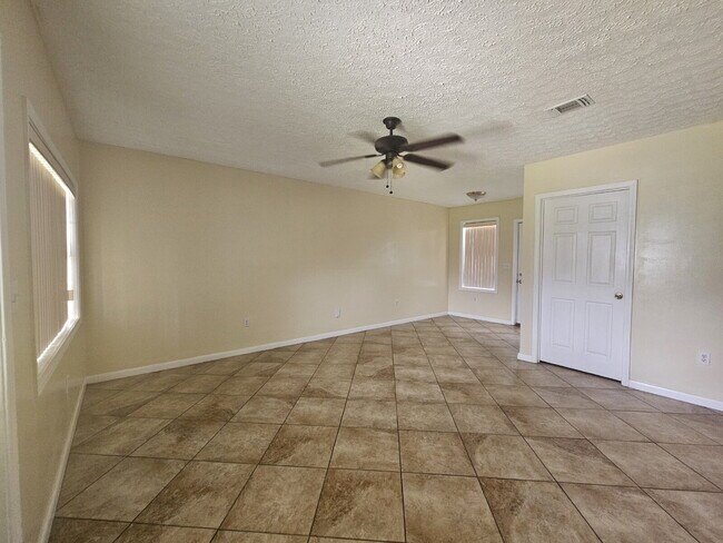 Building Photo - "Charming 3-Bedroom Retreat with Spacious Living"