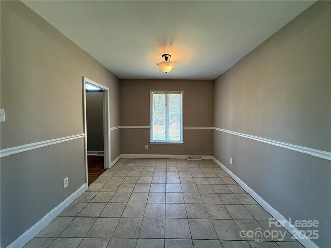 Building Photo - 925 Perth Rd