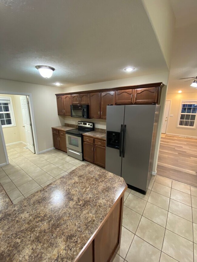 Building Photo - Available November 5, 2024! Call Watson & ...
