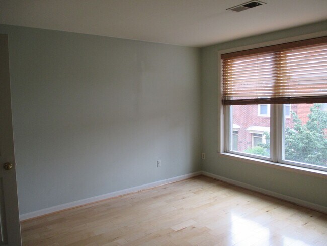 Building Photo - Bright and Cozy Two Bedroom Condo, One Blo...