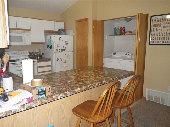 Building Photo - $1,125 | 2 Bedroom, 1 Bathroom Condo | No ...