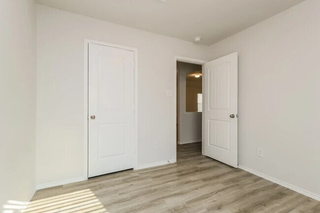 Building Photo - 2700 Madison Ct