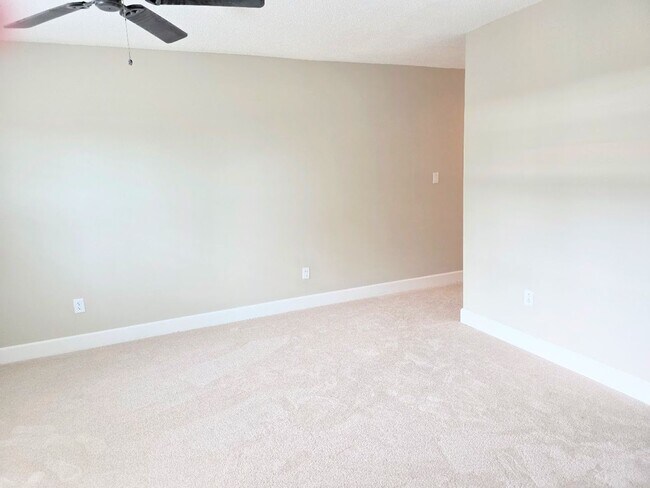 Building Photo - Beautiful 2-bedroom, 2-bath waterfront villa