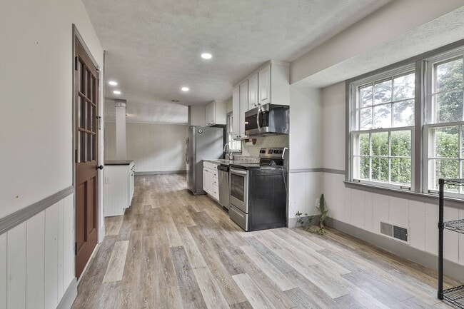 Building Photo - 5011 Pineview Terrace
