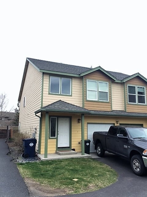 Building Photo - 3 Bed/2.5 Bath Duplex in NE Bend - Nova Loop