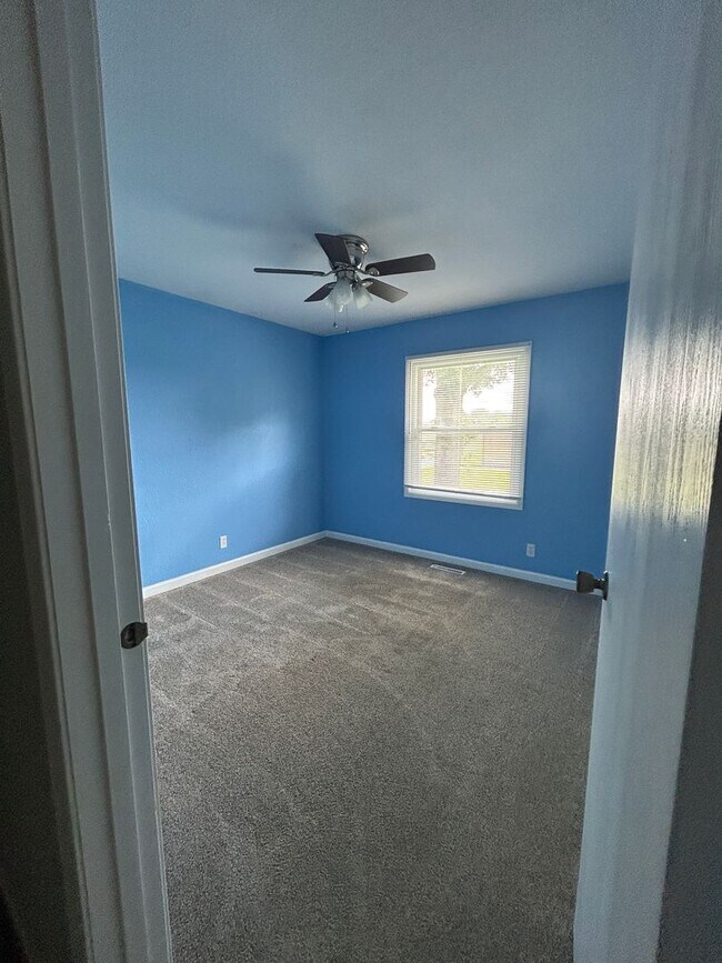 Building Photo - 537 Windrift Dr