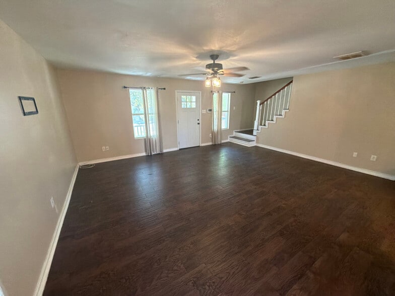 Building Photo - 212 Lipan Dr