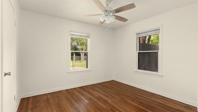 Building Photo - 206 E Skyview Rd