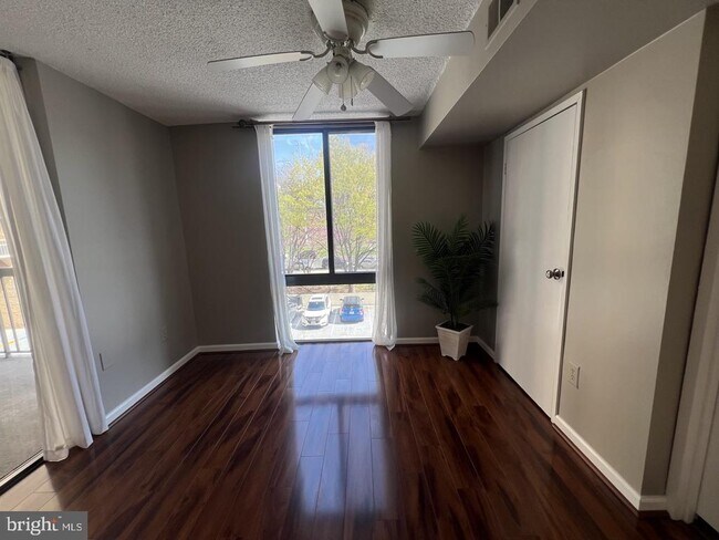 Building Photo - 4500 S Four Mile Run Dr