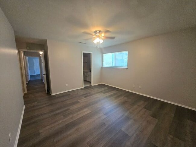 Building Photo - 3221 Dreeben Dr
