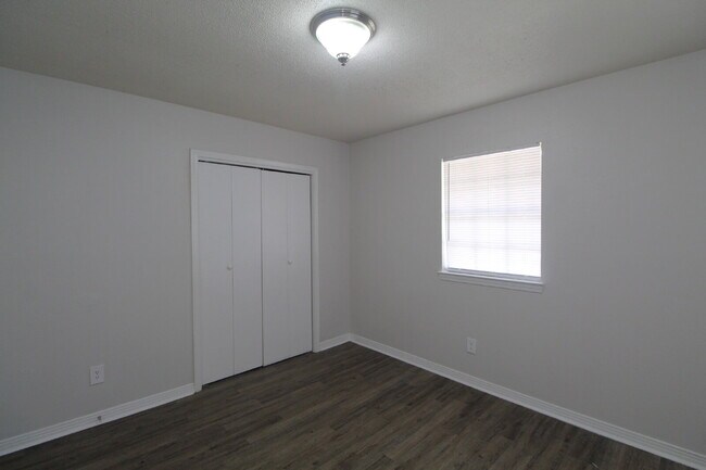 Building Photo - North Pensacola 2BR Duplex Near UWF & I-10 with All-Electric Living, Eat-In Kitchen & Washer/Drye...