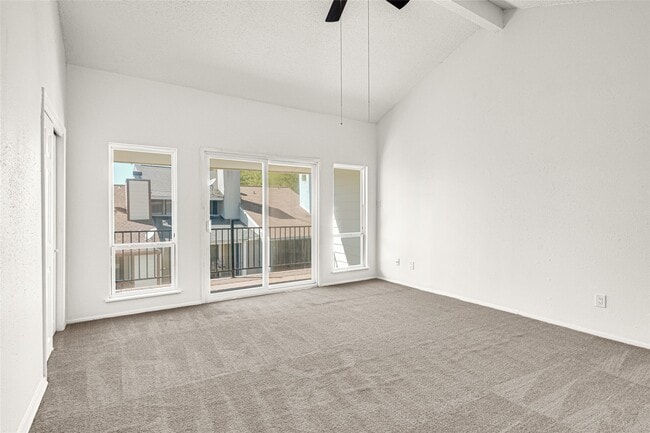 Building Photo - 2022 Lakewood Ct
