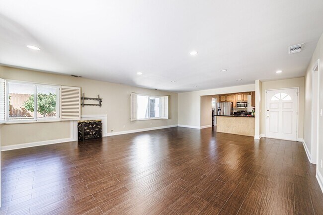 Building Photo - Beautifully Renovated 3-Bedroom Home in Pr...