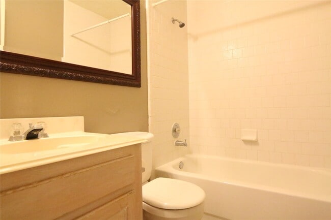 Building Photo - 10811 Burkes Garden Dr