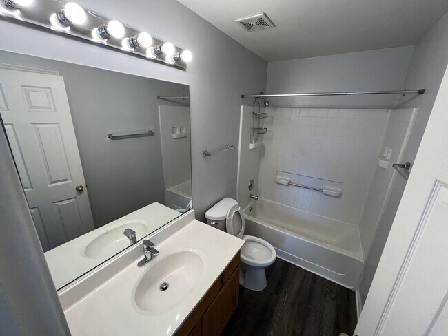 Building Photo - 3896 Baybrook Dr