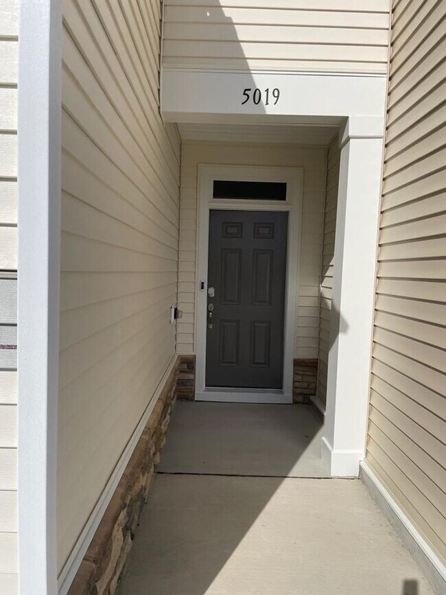 Building Photo - **OFFERING REFUNDABLE APPLICATION FEES** Stunning Newly Built 3BD, 2.5BA Raleigh Townhome in an H...