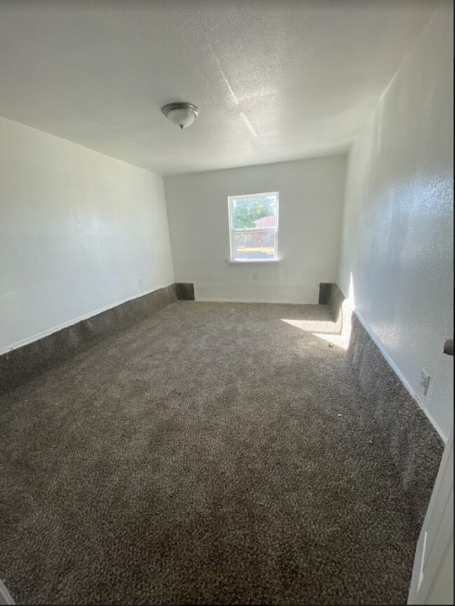 Building Photo - 3 BEDROOM HOME FOR RENT IN NW OKC!