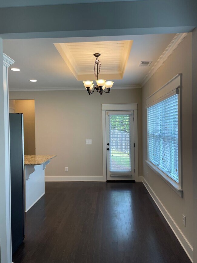 Building Photo - One level home with 2 Car Garage!