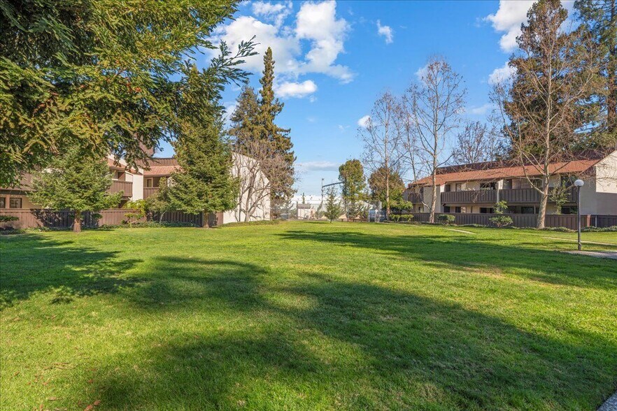 Building Photo - 999 W Evelyn Ave