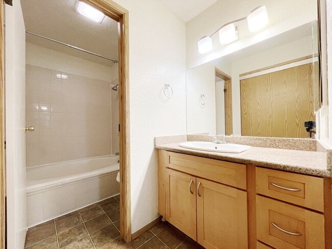 Building Photo - Pet Friendly Aiea Townhouse