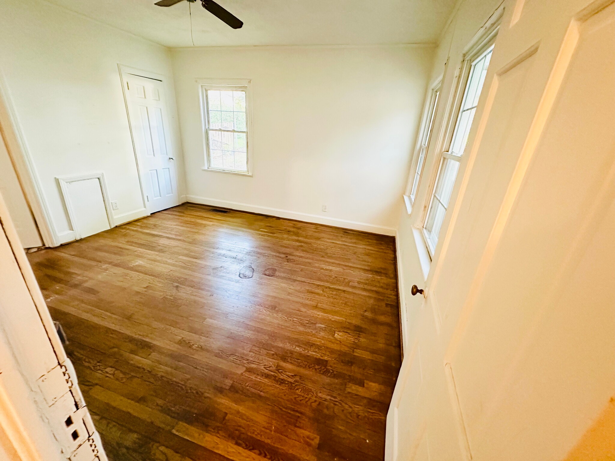 Back bedroom - 318 W Glenwood Dr