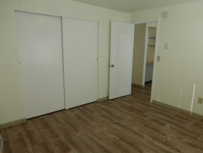 Sapcious large bedroom - 215 8th St SE