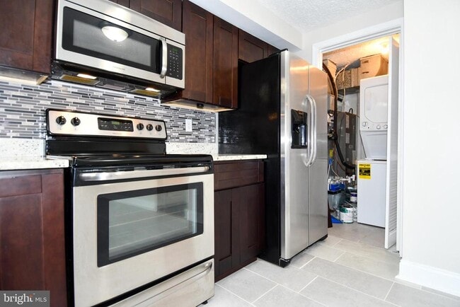 Building Photo - 1586 Pin Oak Dr