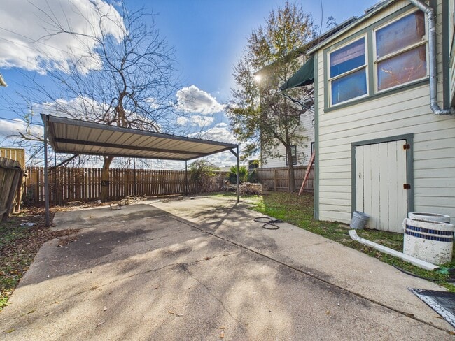 Building Photo - 1334 W 21st St