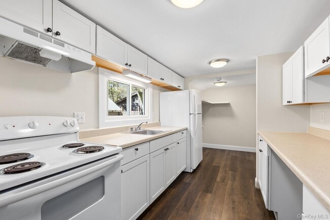 Building Photo - 288 Pine Hill Rd