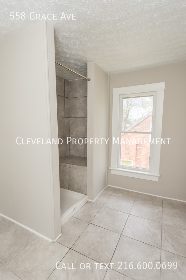 Building Photo - 558 Grace Ave