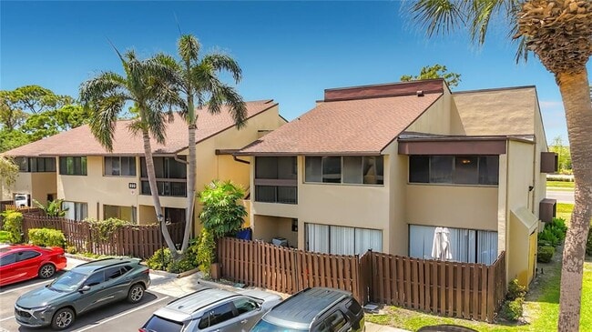 Building Photo - 890 N Village Dr