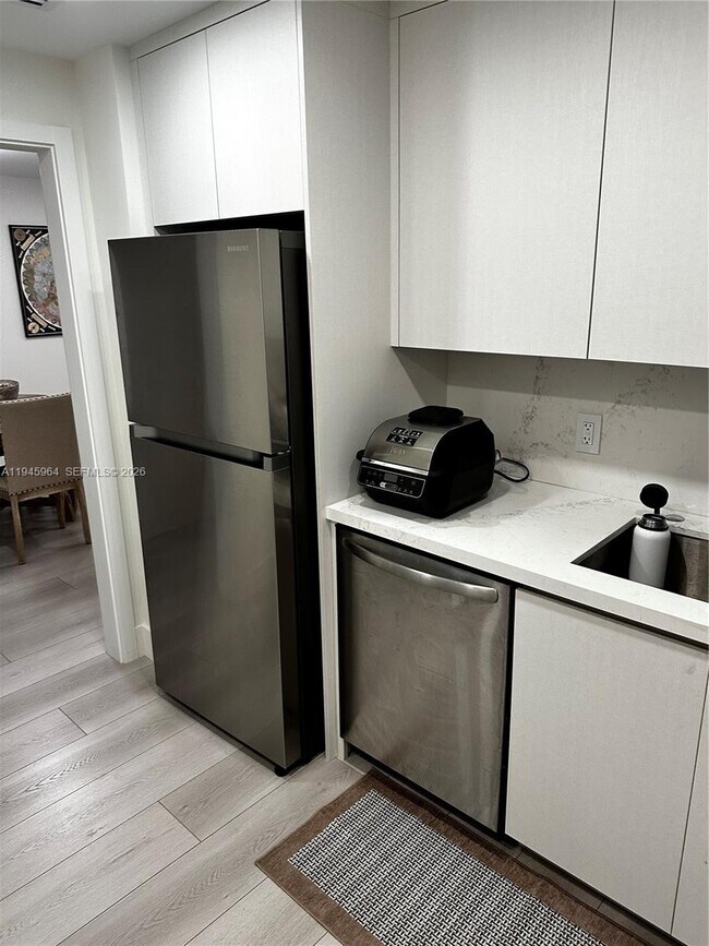 Building Photo - 400 Kings Point Dr